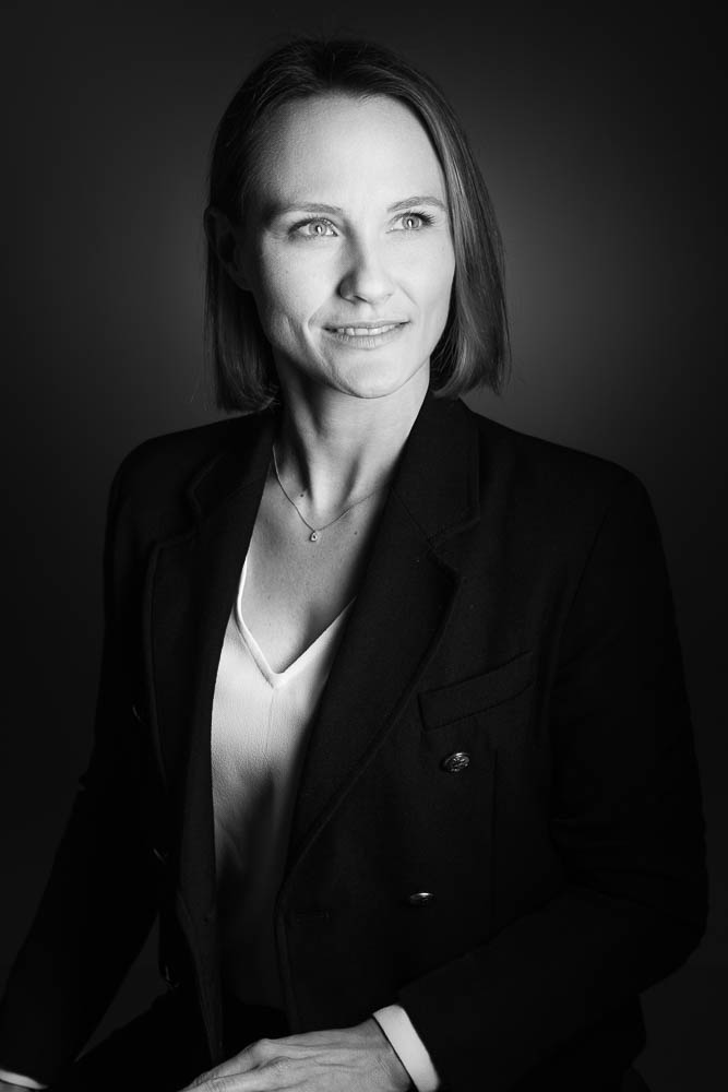 Photo corporate femme – portrait noir et blanc