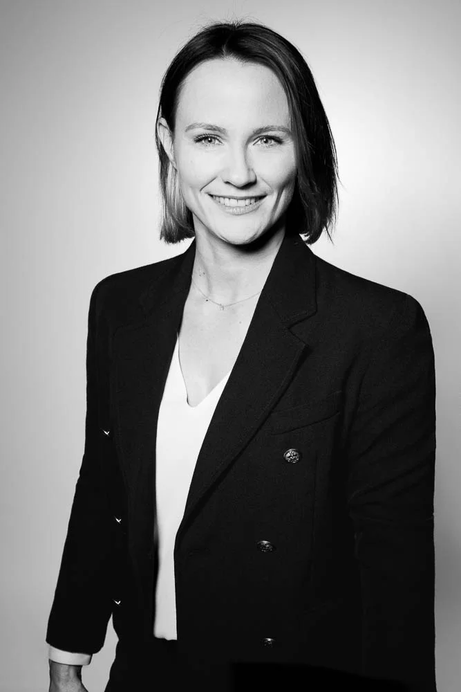Photo corporate femme – portrait noir et blanc
