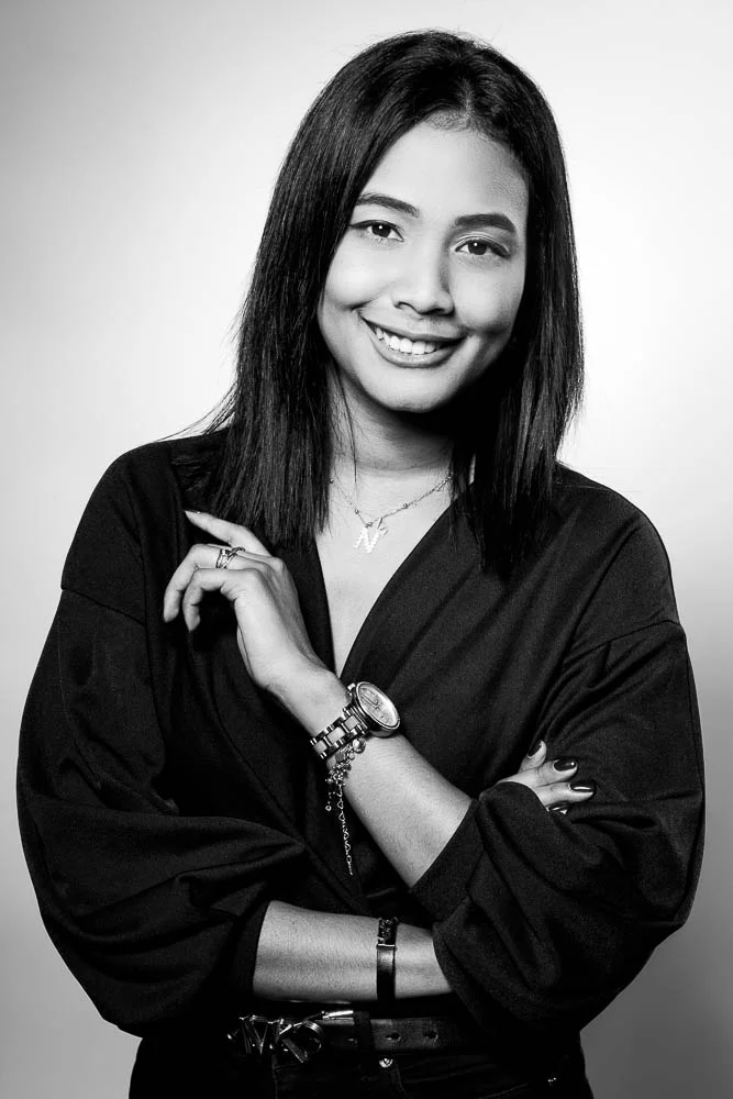 Photo corporate femme – portrait noir et blanc