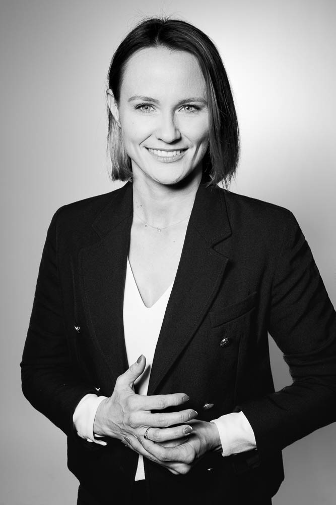 Photo corporate femme – portrait noir et blanc