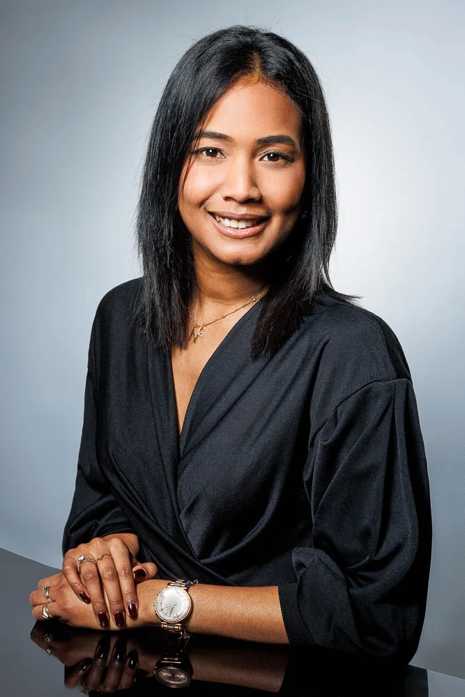 Photo corporate femme – portrait en tenue sombre