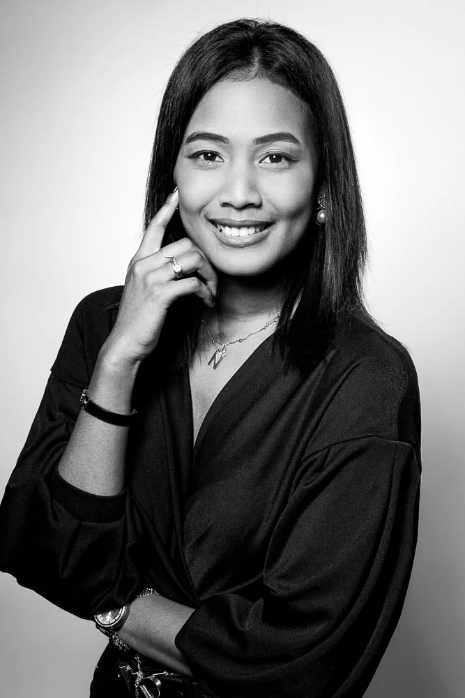 Photo corporate femme – portrait en tenue sombre