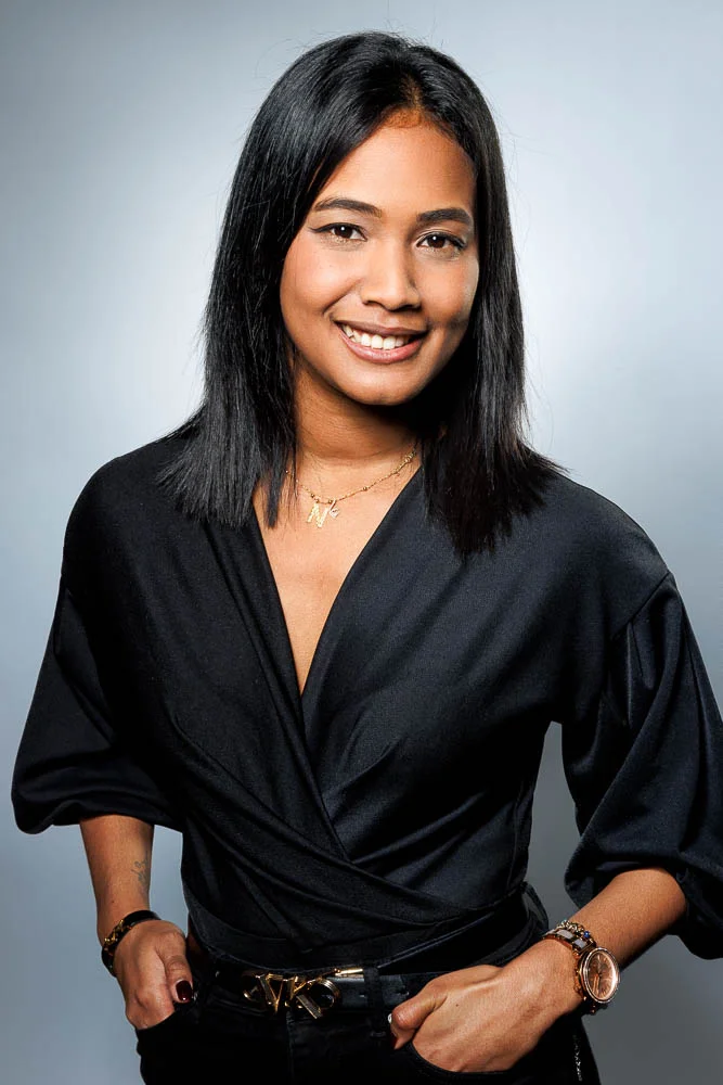 Photo corporate femme – portrait en tenue sombre