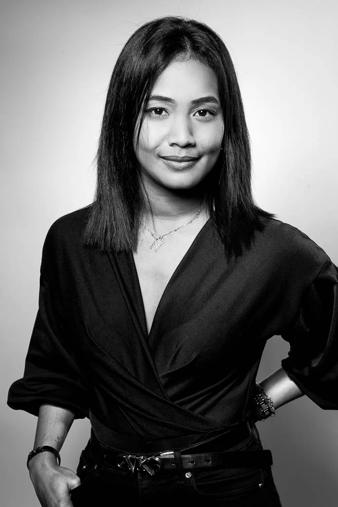 Photo corporate femme – portrait en tenue sombre