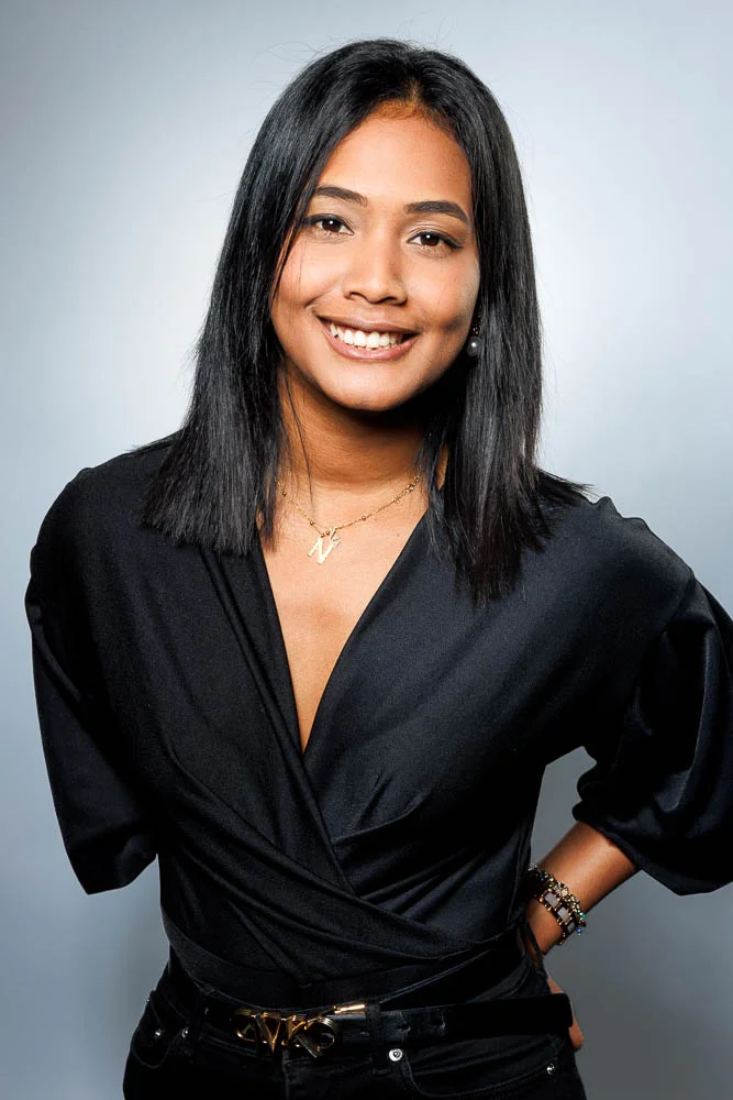 Photo corporate femme – portrait en tenue sombre