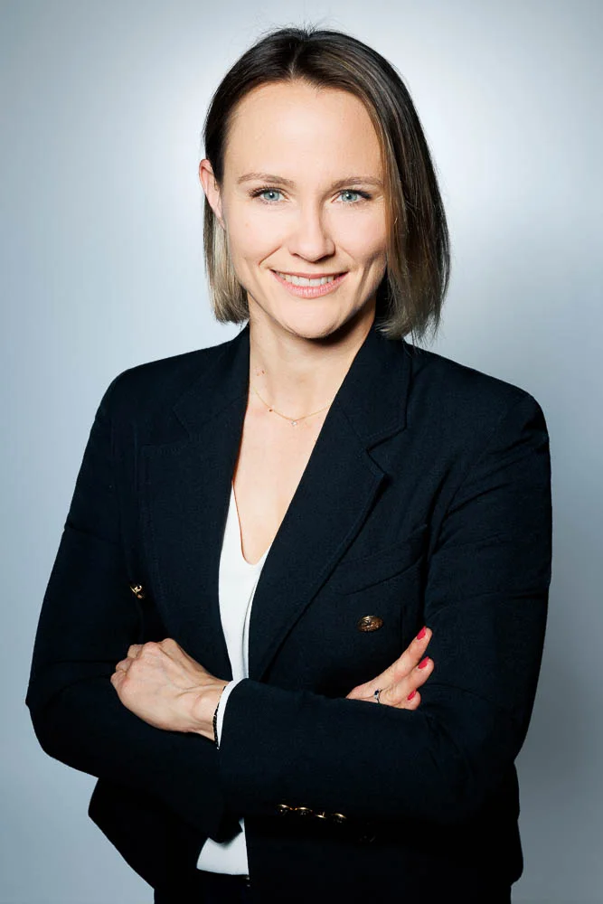 Photo corporate femme – portrait en veste noire
