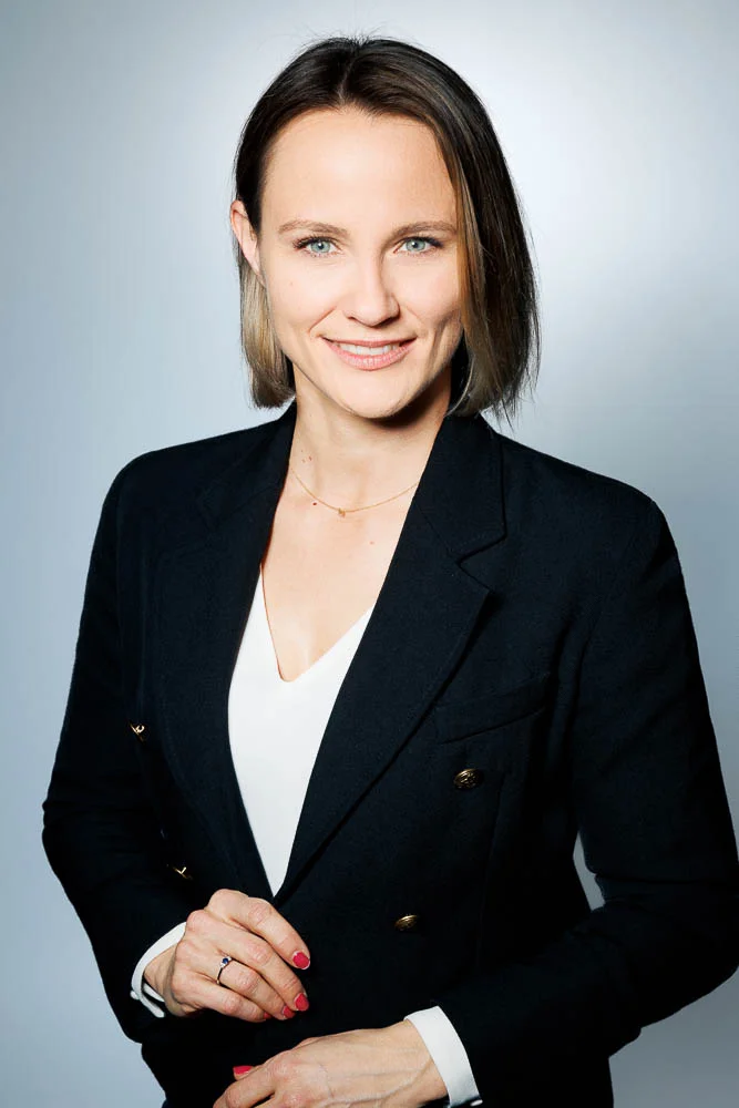 Photo corporate femme – portrait en veste noire