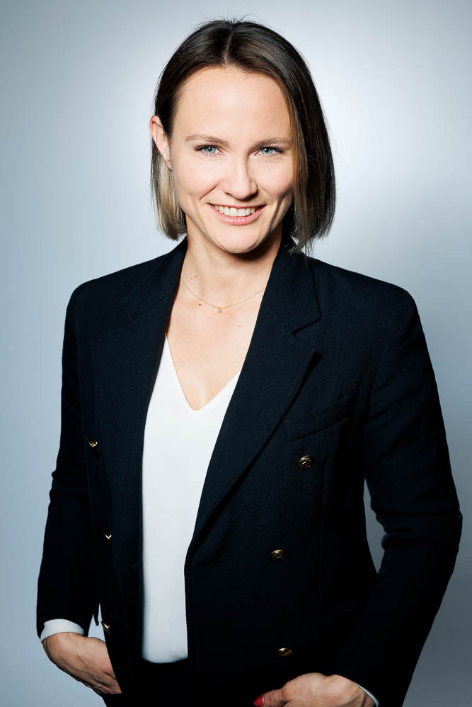 Photo corporate femme – portrait en veste noire