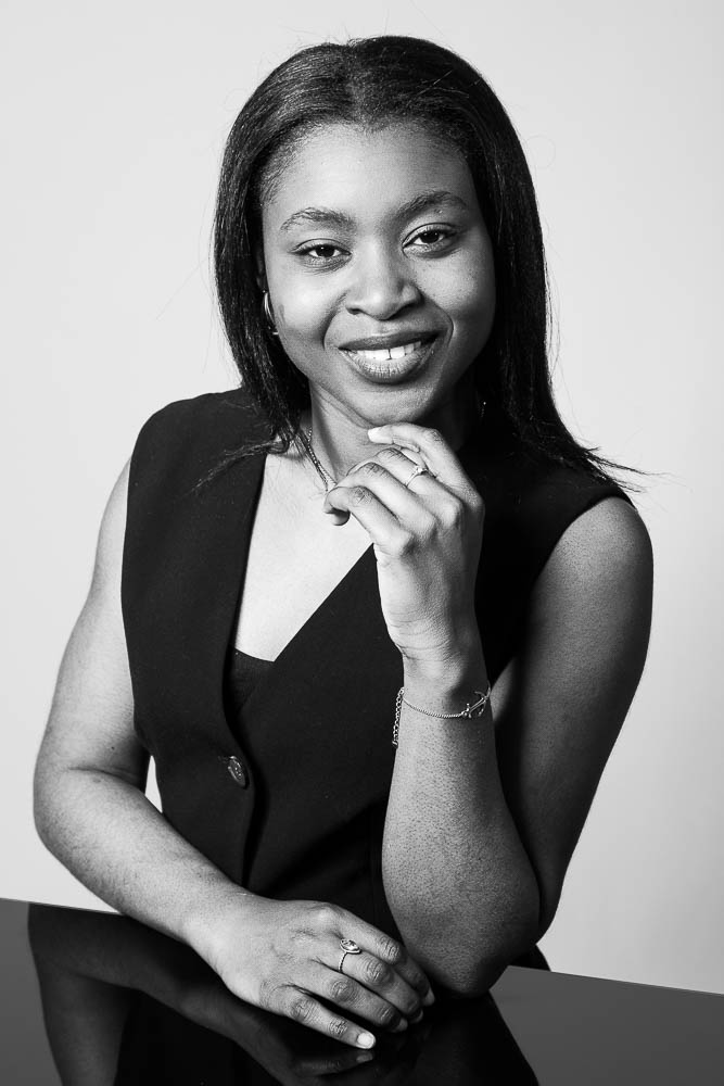 Photographe LinkedIn – portrait en tenue sombre
