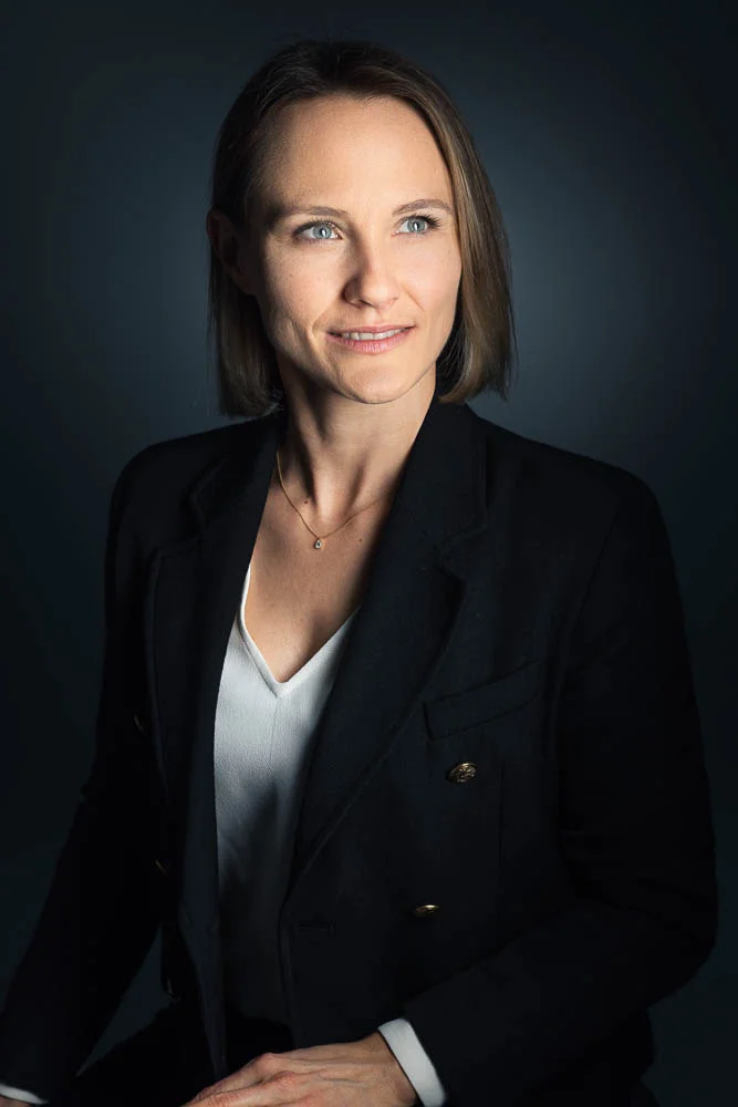 Photographe LinkedIn – portrait en veste noire
