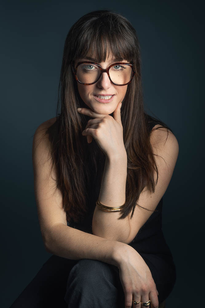 Shooting photo femme Paris – portrait avec lunettes