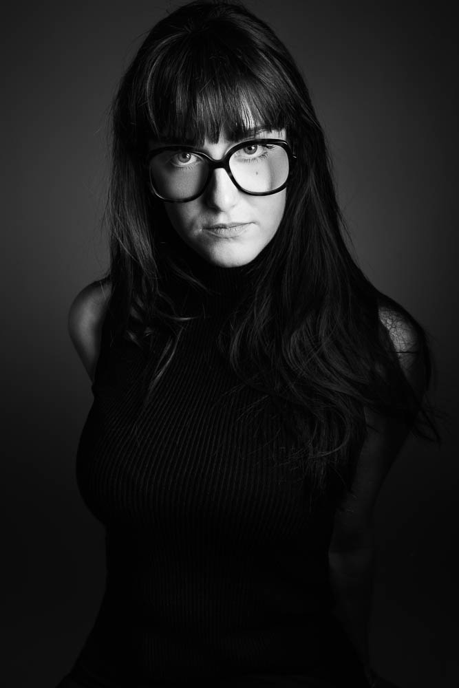 Shooting photo femme Paris – portrait avec lunettes