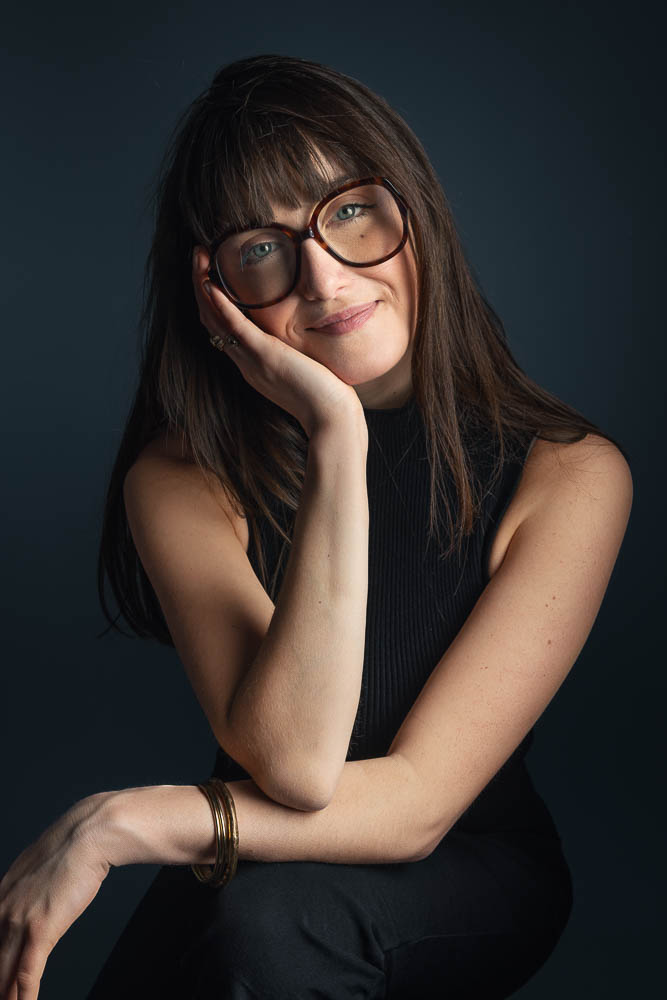 Shooting photo femme Paris – portrait avec lunettes