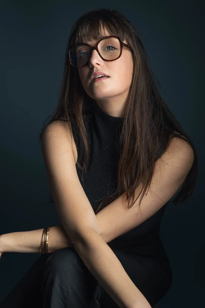 Shooting photo femme Paris – portrait avec lunettes
