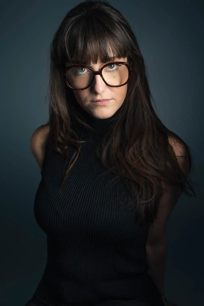 Shooting photo femme Paris – portrait avec lunettes