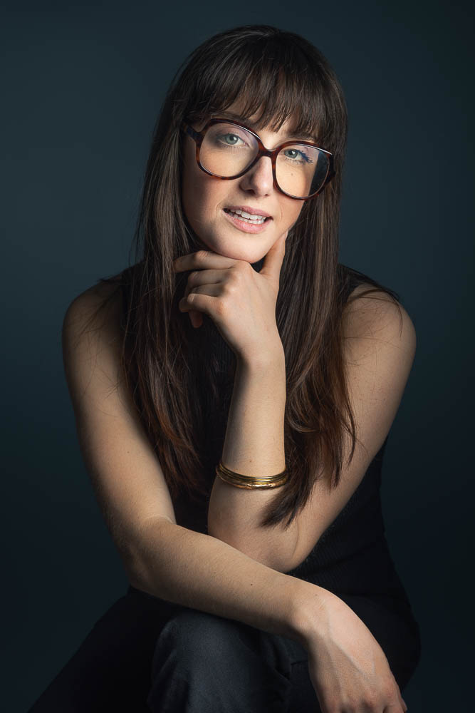 Shooting photo femme Paris – portrait avec lunettes