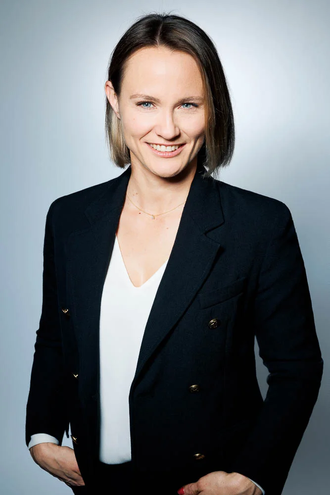 Shooting photo femme Paris – portrait en veste noire