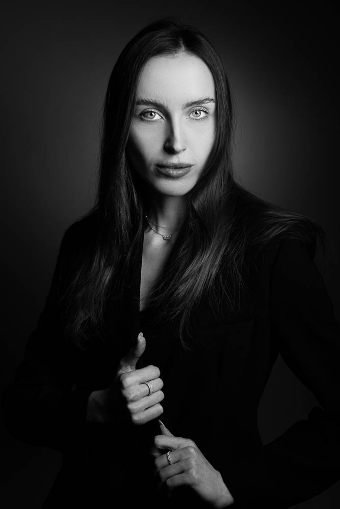 Photo corporate femme – portrait noir et blanc