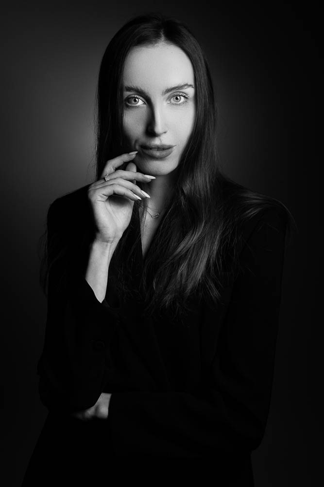 Photo portrait élégant – portrait en tenue sombre