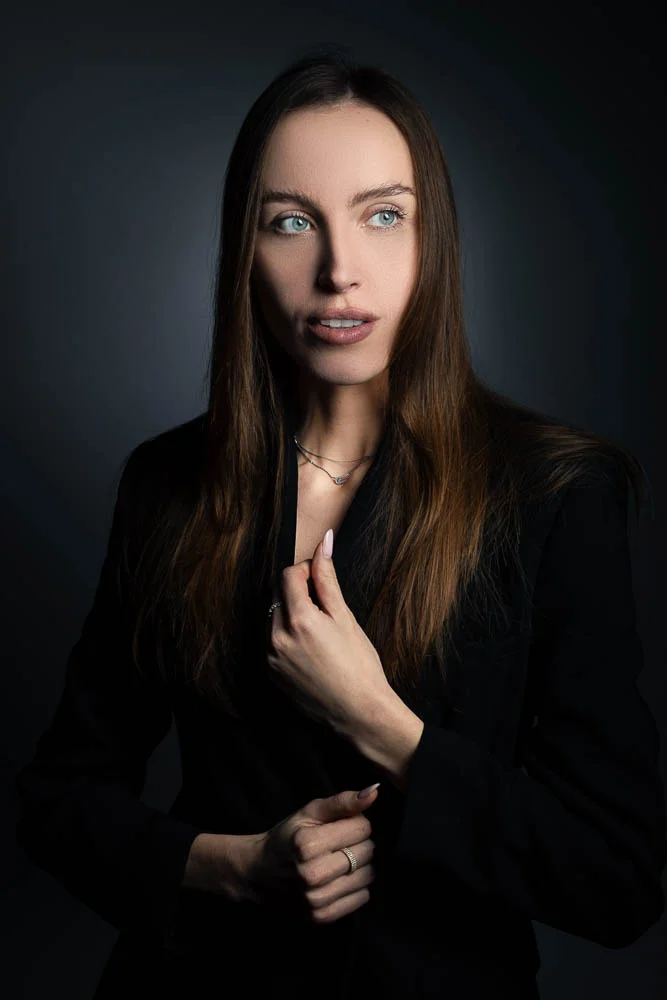 Photo portrait élégant – portrait en tenue sombre