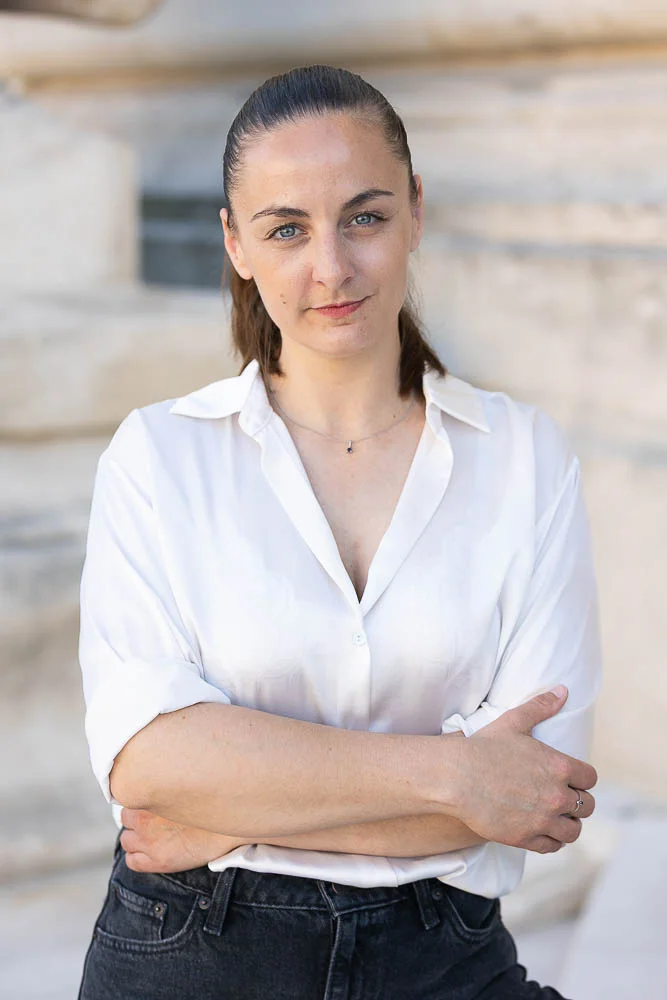 Photo professionnelle en extérieur – portrait bras croisés