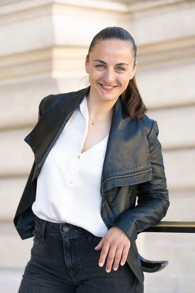 Photo professionnelle en extérieur – portrait en veste noire