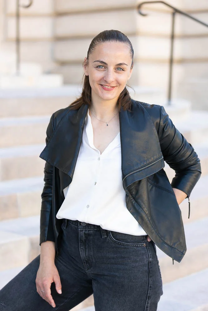 Photo professionnelle en extérieur – portrait en veste noire