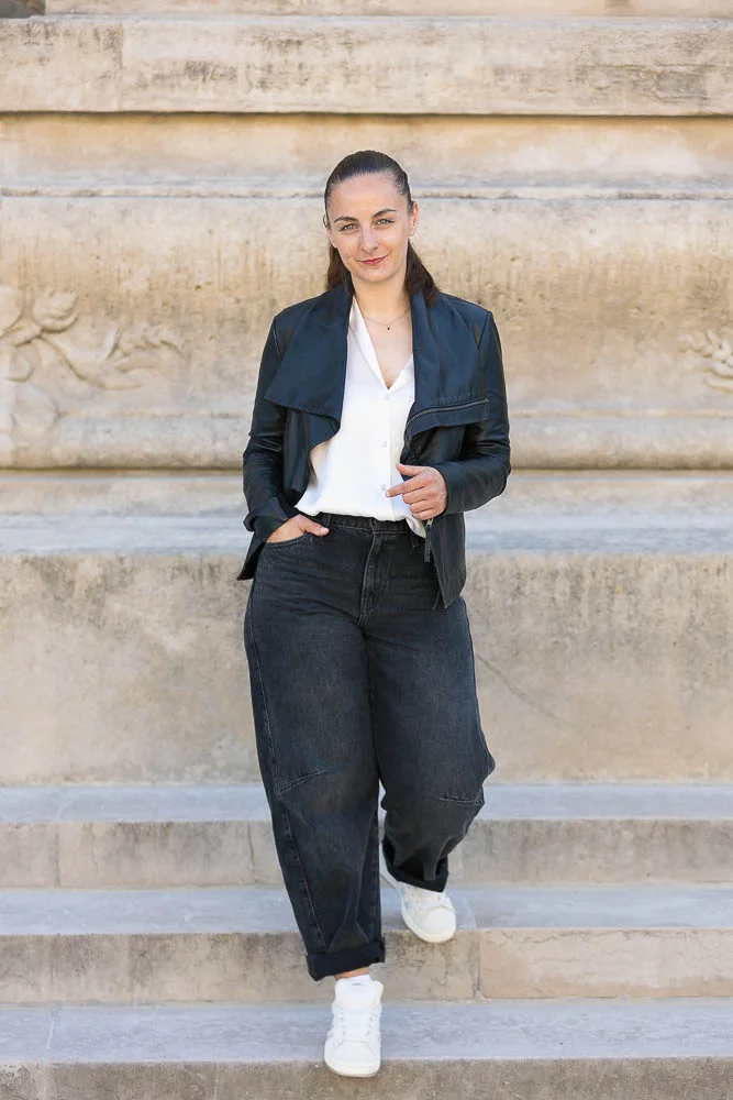 Photo professionnelle en extérieur – portrait en veste noire