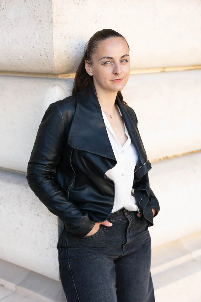 Photo professionnelle en extérieur – portrait en veste noire