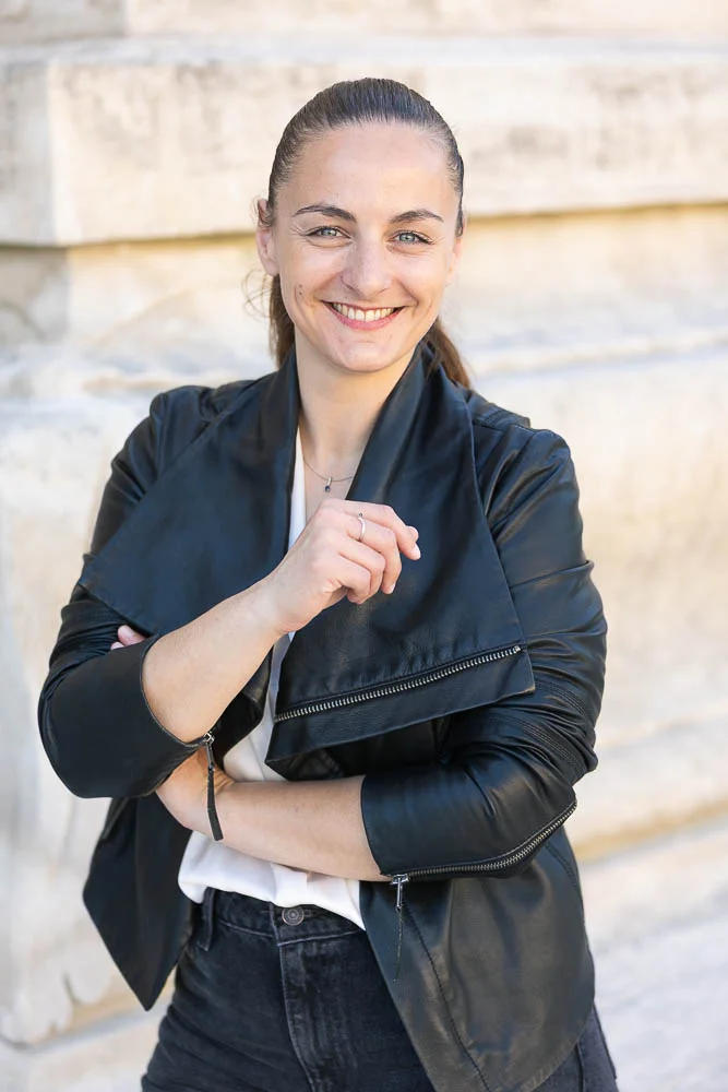 Photo professionnelle en extérieur – portrait en veste noire
