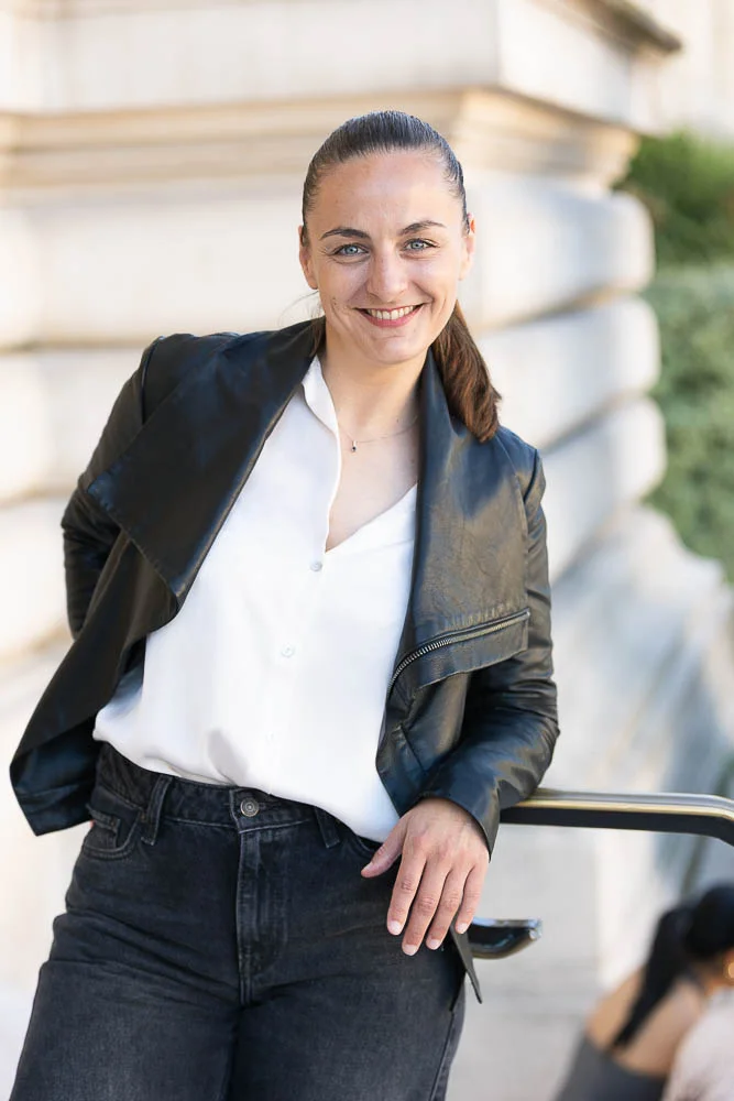 Photo professionnelle en extérieur – portrait en veste noire