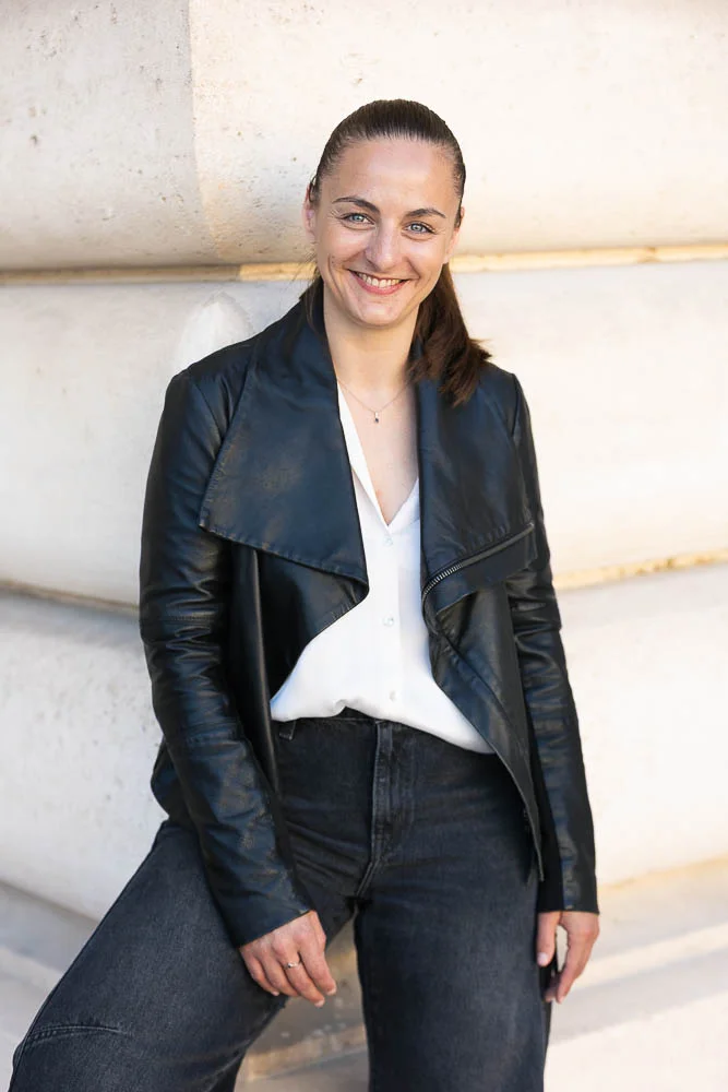 Photo professionnelle en extérieur – portrait en veste noire