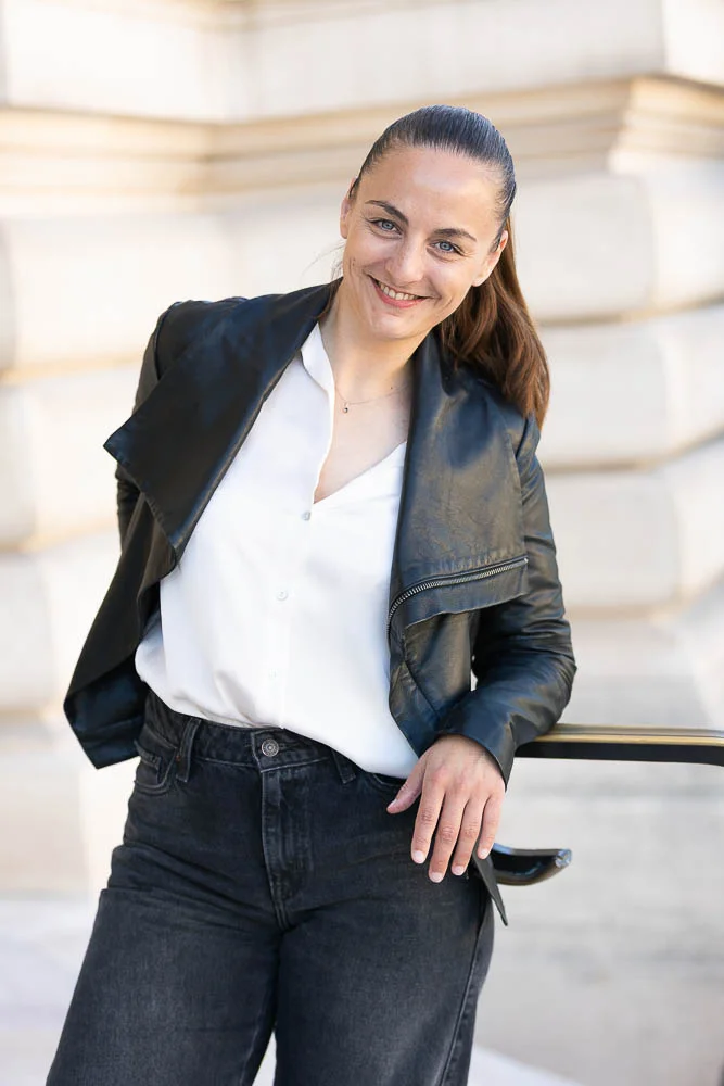 Photo professionnelle en extérieur – portrait en veste noire