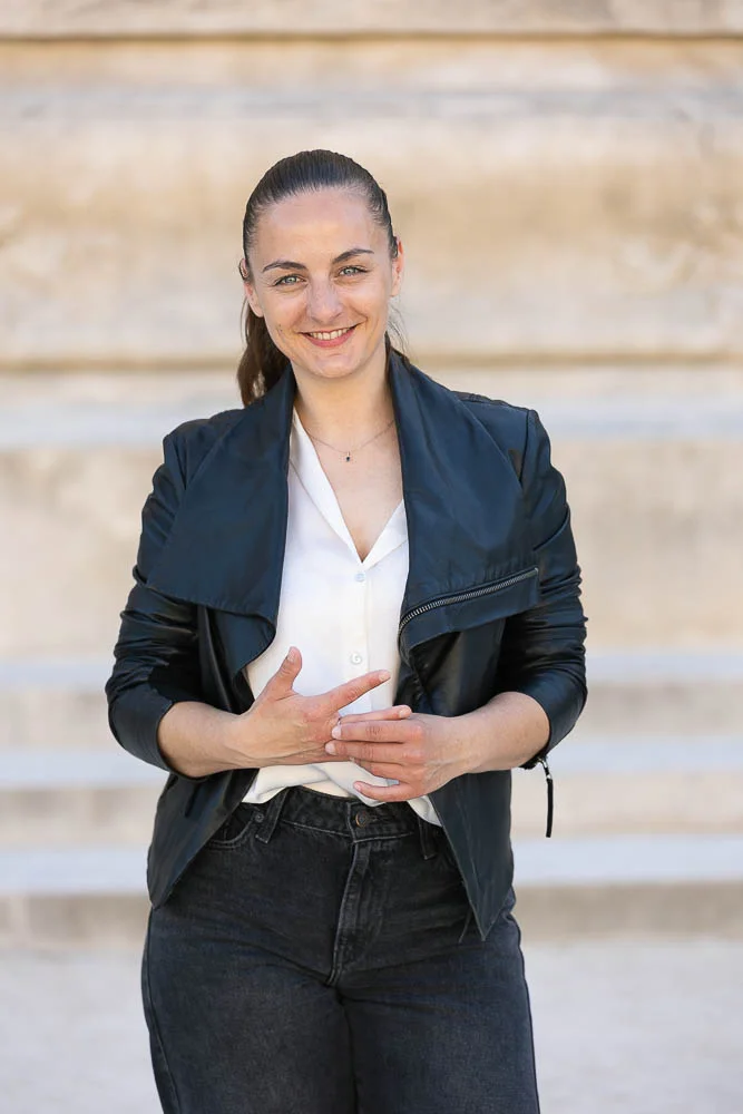 Photo professionnelle en extérieur – portrait en veste noire