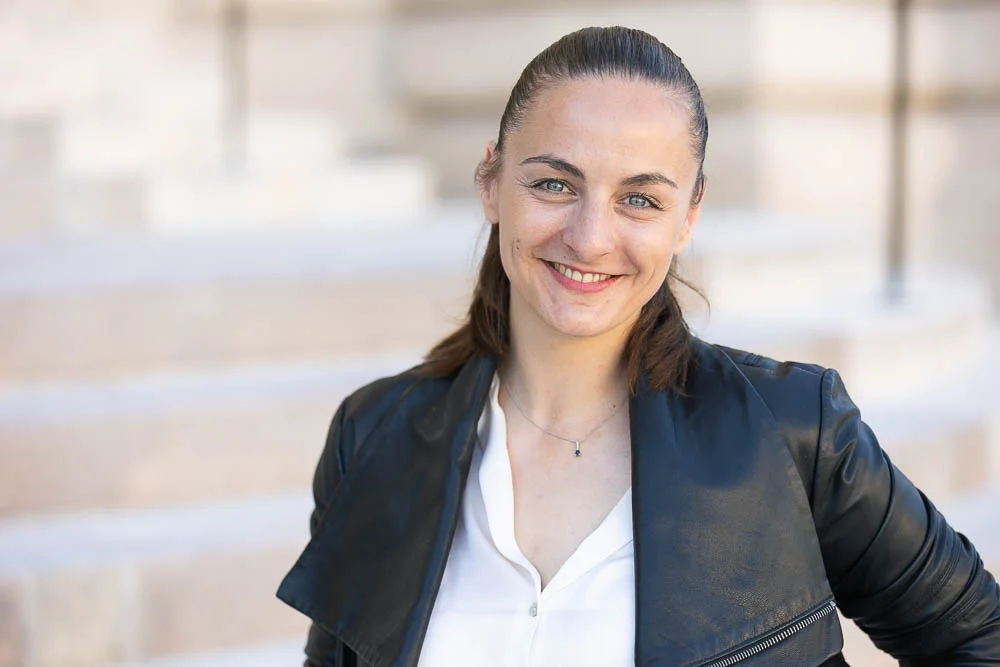 Photo professionnelle en extérieur – portrait en veste noire