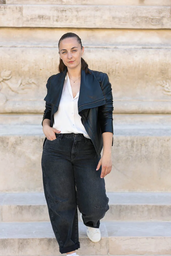 Photo professionnelle en extérieur – portrait en veste noire