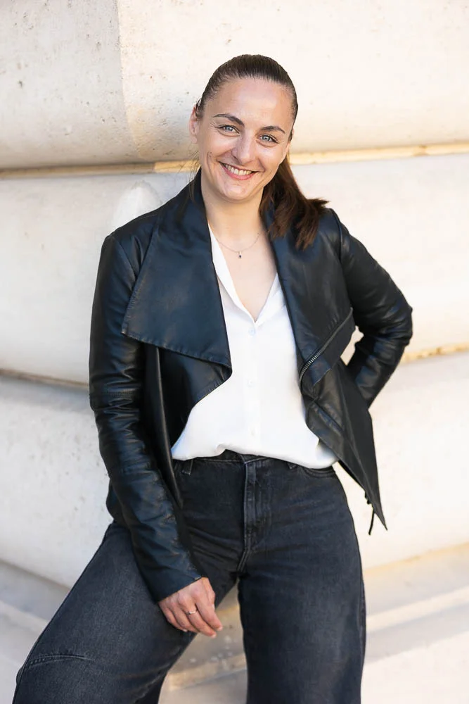 Photo professionnelle en extérieur – portrait en veste noire