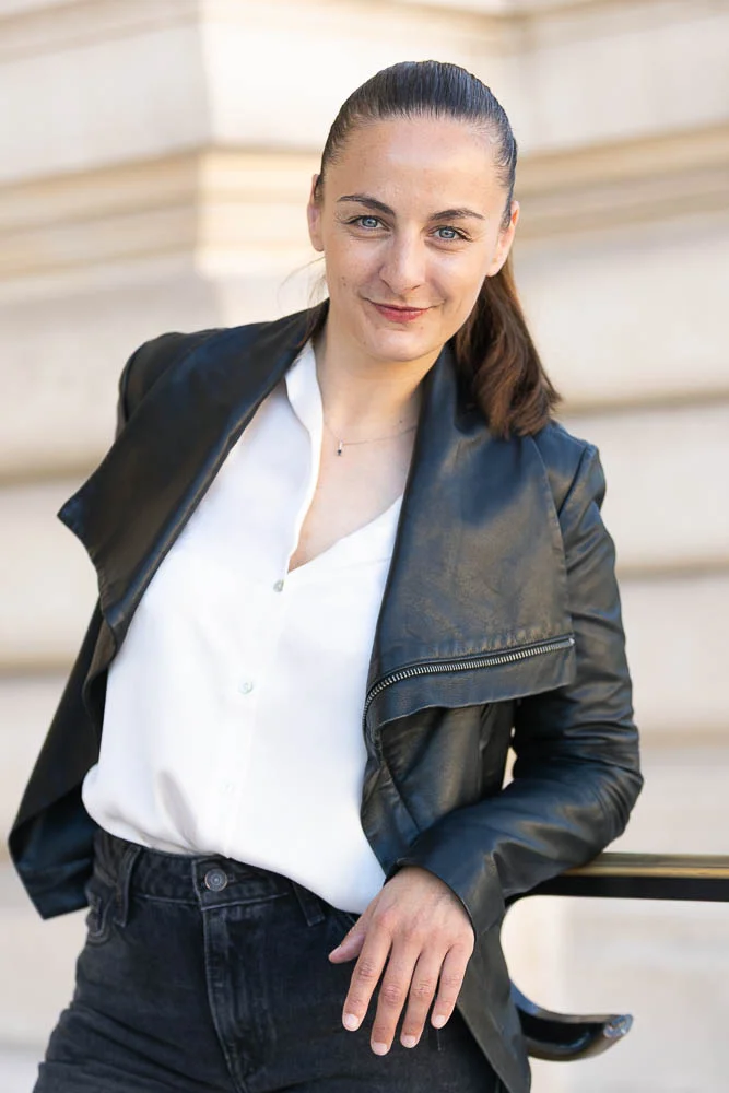 Photo professionnelle en extérieur – portrait en veste noire