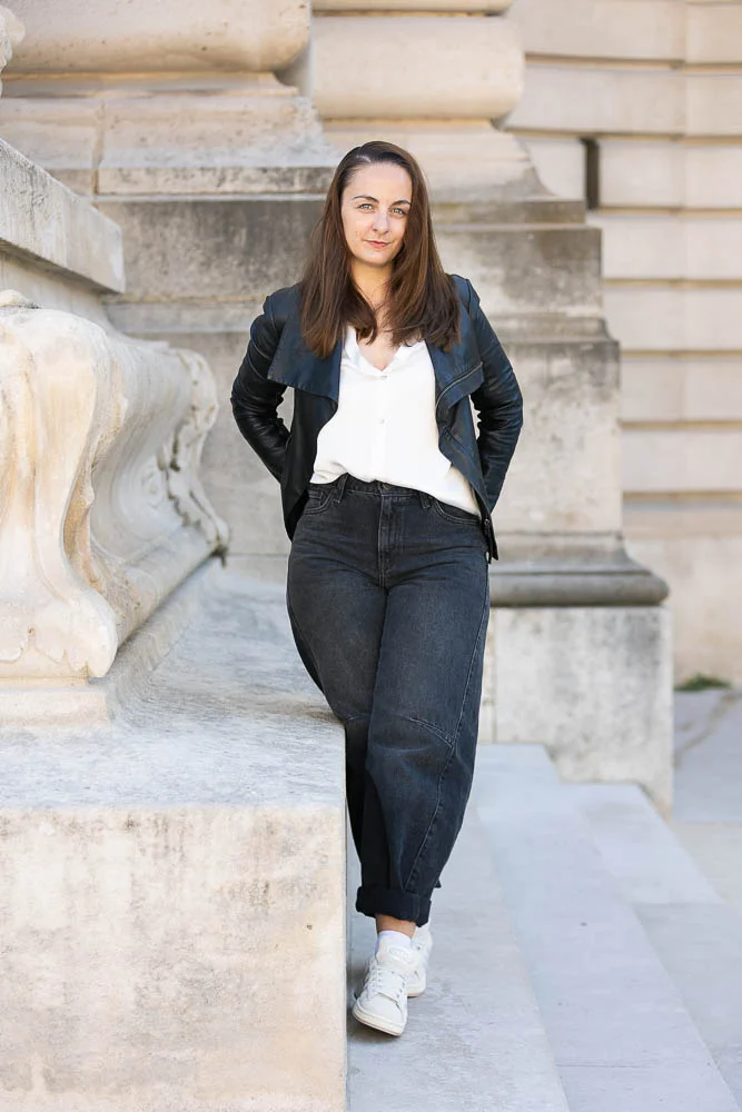Photo professionnelle en extérieur – portrait en veste noire