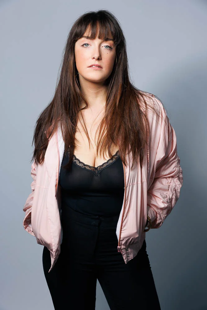 Photographe book Paris – portrait en tenue sombre