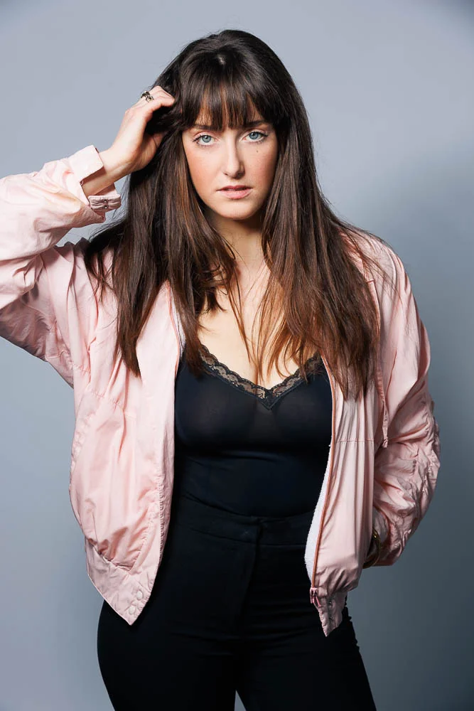 Photographe pour influenceuse et influenceur – tenue sombre