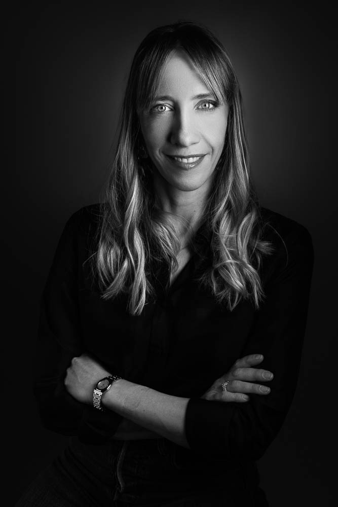 Photographe portrait noir et blanc à Paris – bras croisés