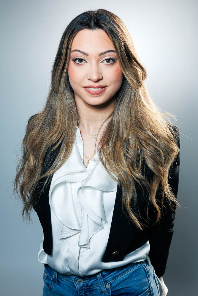 Shooting photo femme Paris – portrait en veste noire