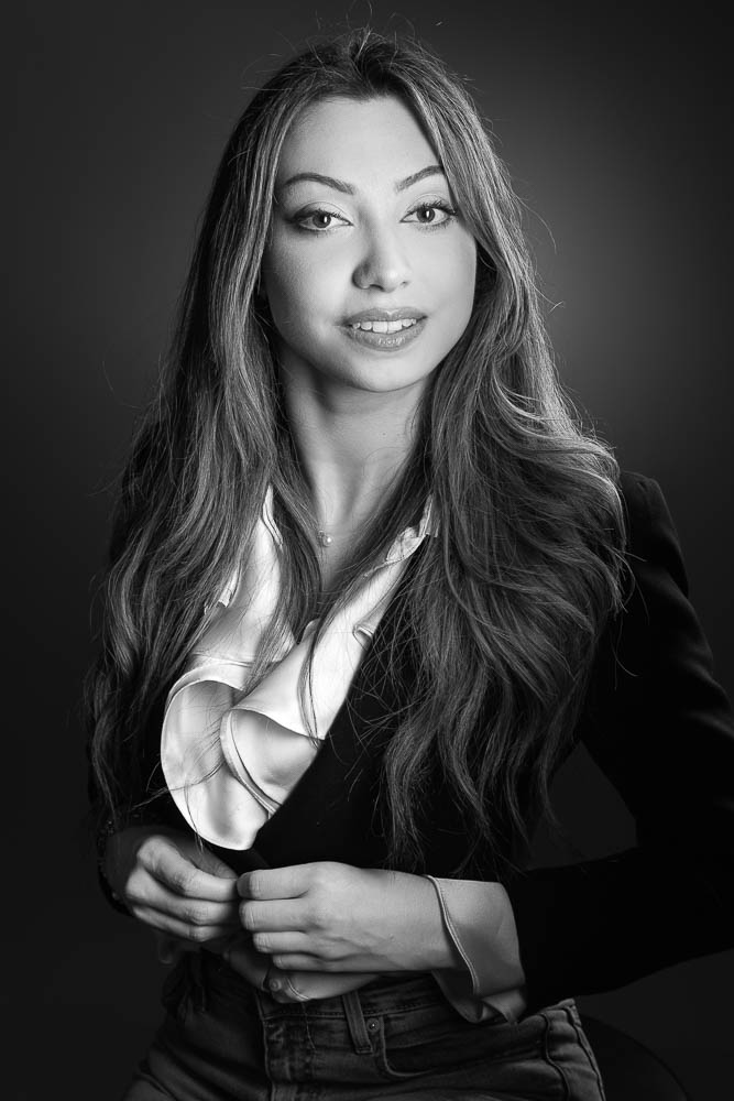 Shooting photo femme Paris – portrait en veste noire