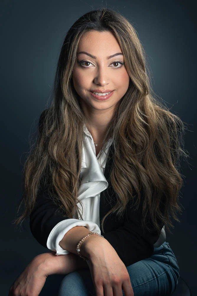 Shooting photo femme Paris – portrait en veste noire