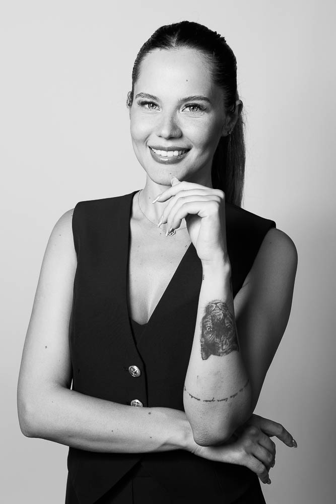 Photo corporate femme – portrait noir et blanc