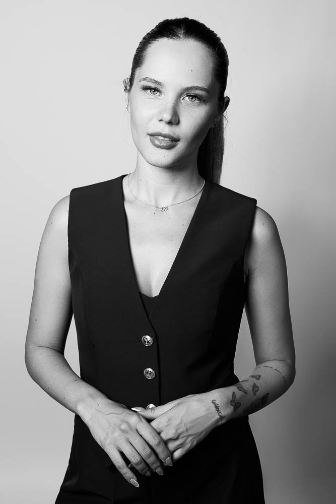 Photo corporate femme – portrait noir et blanc