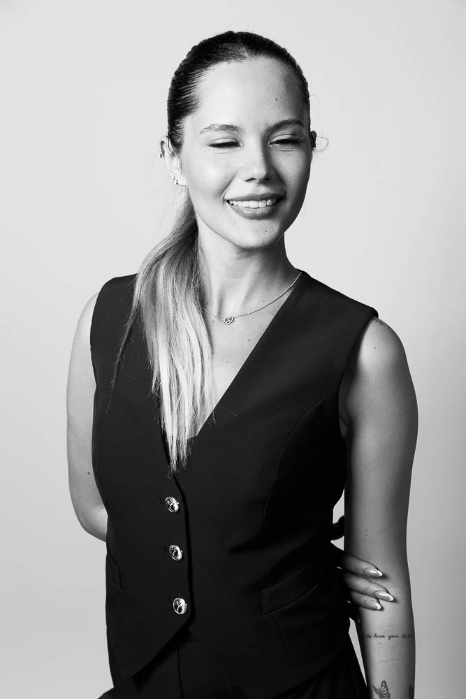 Photo corporate femme – portrait en tenue sombre