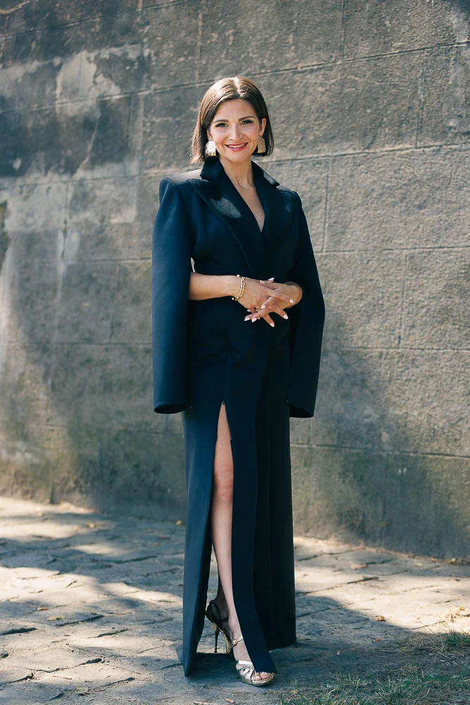 Photo corporate femme – portrait en tenue sombre