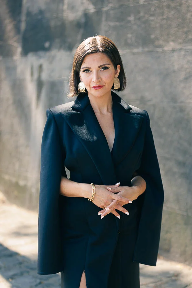 Photo corporate femme – portrait en tenue sombre